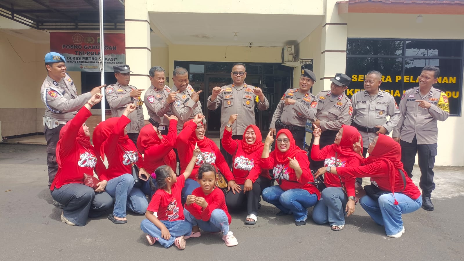 Mapolsek Serang Baru Digeruduk Emak-emak, Ada Apa?