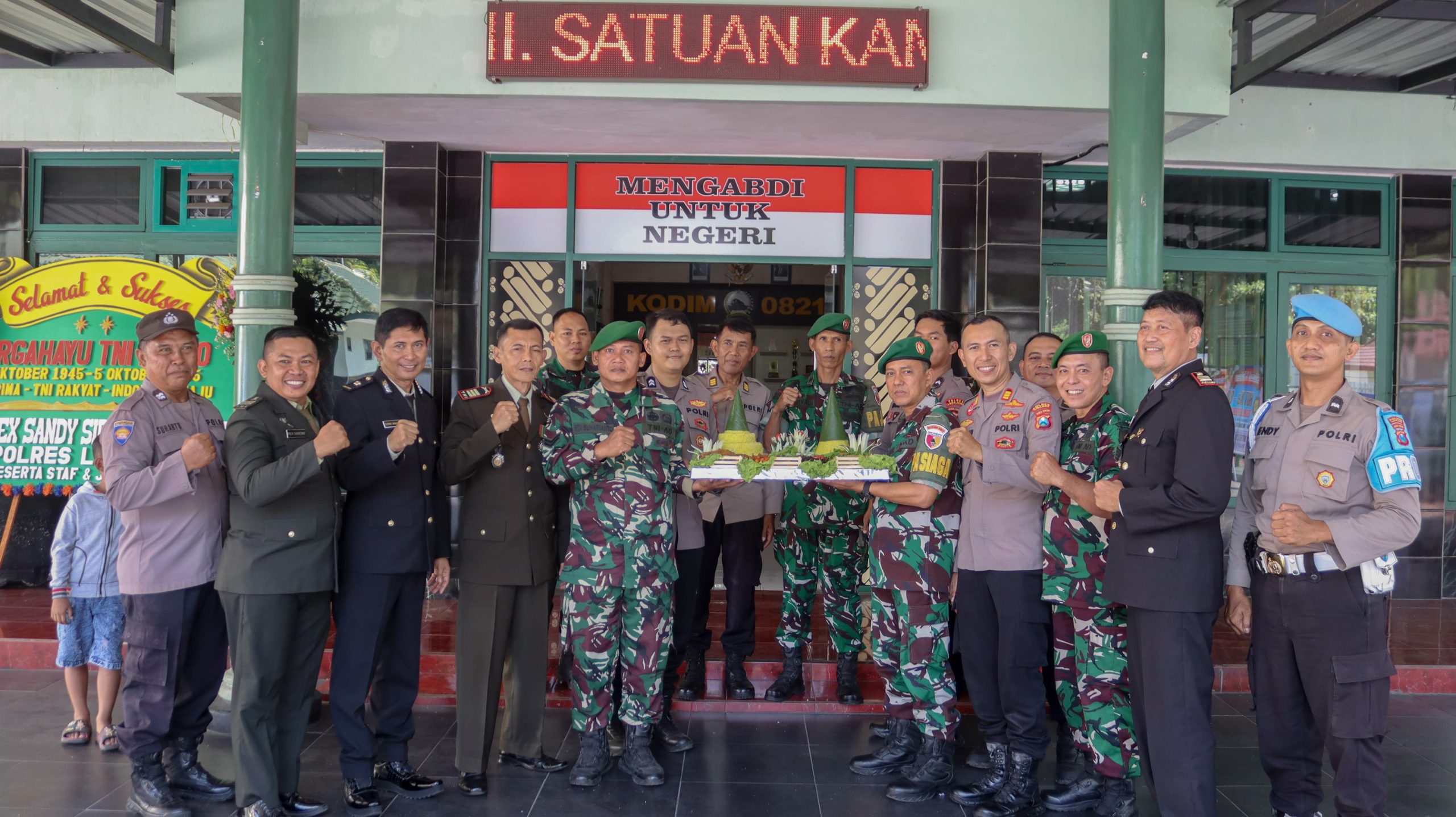 Polres Lumajang Beri Kejutan Spesial HUT ke-80 TNI di Makodim 0821: Wujud Soliditas dan Sinergitas TNI-Polri