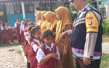 Bhabinkamtibmas Polsek Penukal Abab Jadi Pembina Upacara di Sekolah, Tanamkan Disiplin dan Nilai Kebangsaan Sejak Dini