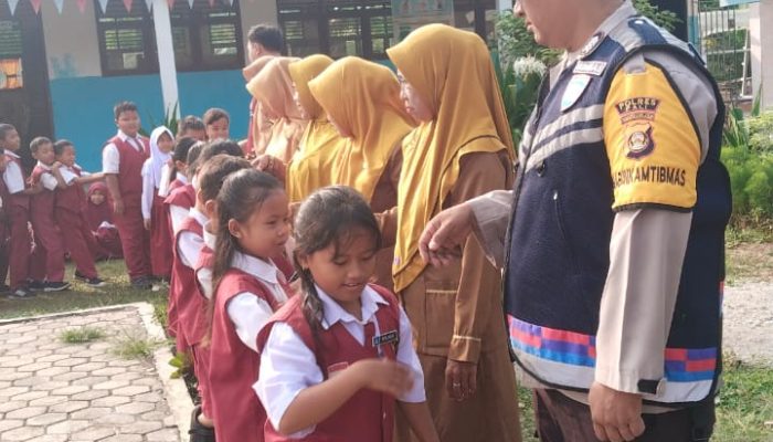 Bhabinkamtibmas Polsek Penukal Abab Jadi Pembina Upacara di Sekolah, Tanamkan Disiplin dan Nilai Kebangsaan Sejak Dini