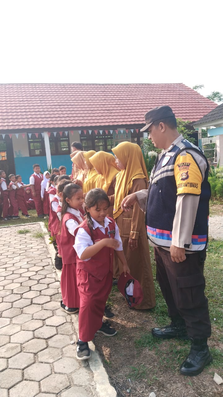 Bhabinkamtibmas Polsek Penukal Abab Jadi Pembina Upacara di Sekolah, Tanamkan Disiplin dan Nilai Kebangsaan Sejak Dini