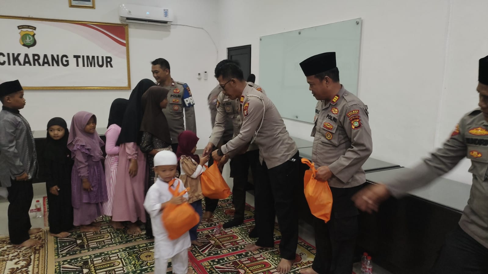 Polsek Cikarang Timur Gelar Sholat Magrib Berjamaah dan Santunan Anak Yatim