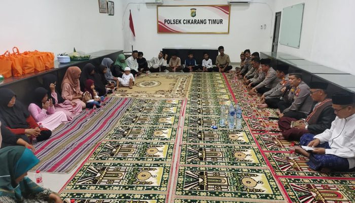 Polsek Cikarang Timur Gelar Sholat Magrib Berjamaah dan Santunan Anak Yatim