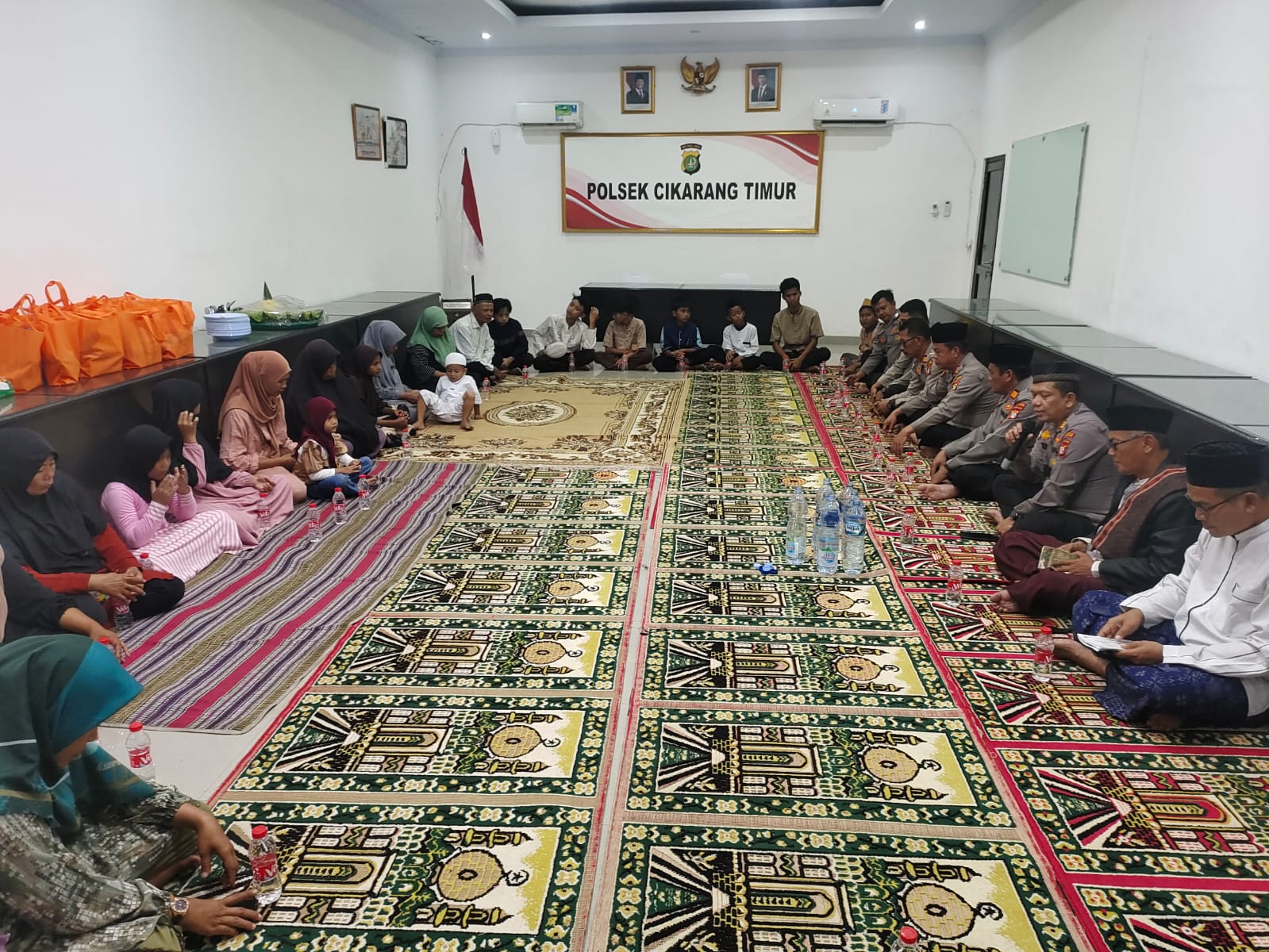 Polsek Cikarang Timur Gelar Sholat Magrib Berjamaah dan Santunan Anak Yatim