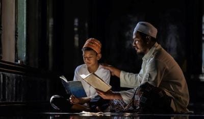 Bagaimana Hukum Layanan Keagamaan Seperti Jual Jasa Kirim Doa atau Al-Fatihah dalam Ajaran Islam