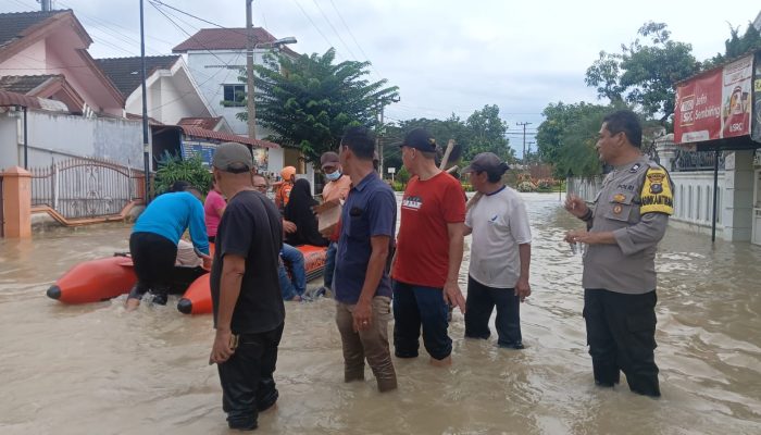 Laporan Melalui Call Center 110 Direspons Cepat, Polsek Patumbak Tangani Banjir di Medan Amplas