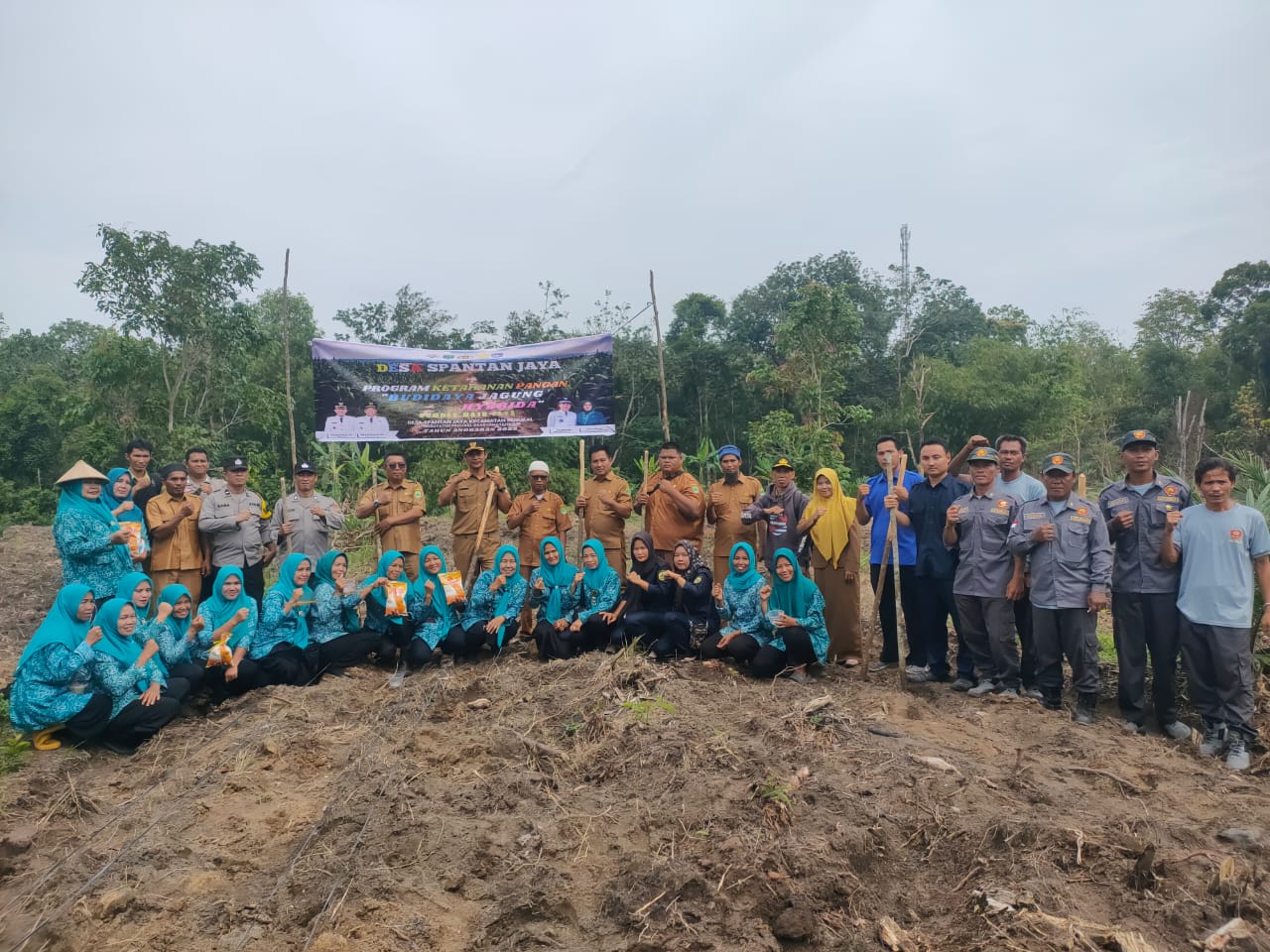 Polsek Penukal Abab Dukung Program Ketahanan Pangan, Dampingi Penanaman Jagung di Desa Spantan Jaya