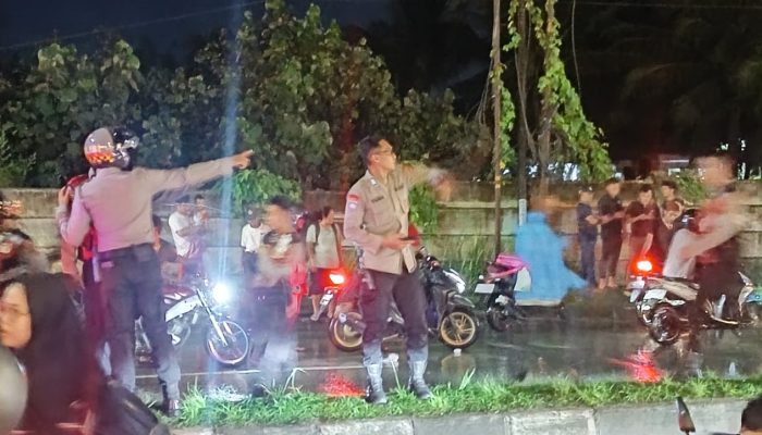 Laporan Melalui Call Center 110 Direspons Cepat, Polsek Patumbak Tangani Banjir di Medan Amplas Laporan Melalui Call Center 110 Direspons Cepat, Polsek Patumbak Tangani Banjir di Medan Amplas