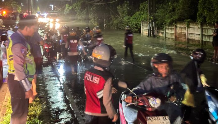 Laporan Melalui Call Center 110 Direspons Cepat, Polsek Patumbak Tangani Banjir di Medan Amplas Laporan Melalui Call Center 110 Direspons Cepat, Polsek Patumbak Tangani Banjir di Medan Amplas