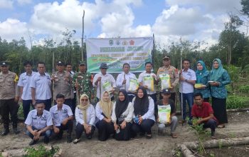 Polsek Penukal Utara Dukung Ketahanan Pangan Lewat Program Penanaman Jagung di Desa Tanding Marga