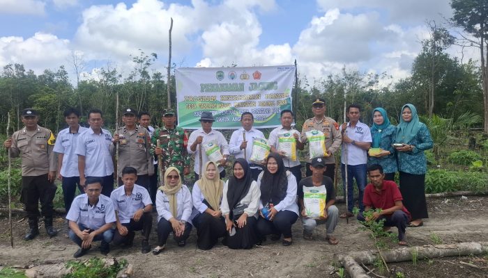 Polsek Penukal Utara Dukung Ketahanan Pangan Lewat Program Penanaman Jagung di Desa Tanding Marga