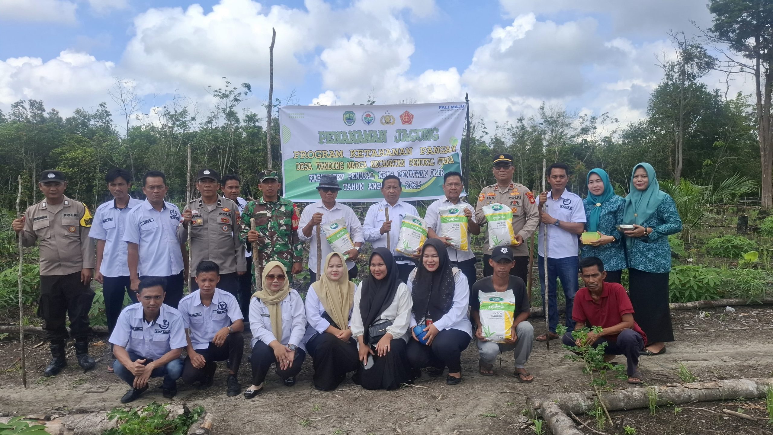Polsek Penukal Utara Dukung Ketahanan Pangan Lewat Program Penanaman Jagung di Desa Tanding Marga