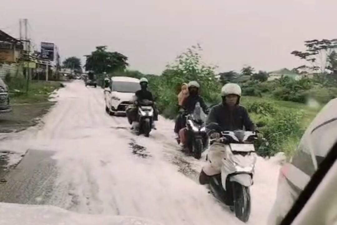 Diduga Tanpa Izin, Limbah Industri Timbun Lahan Negara di Karawang