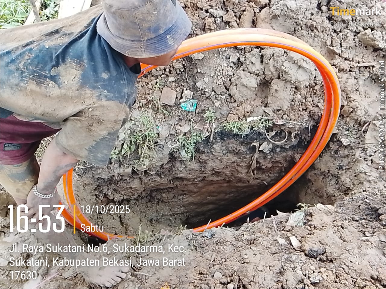 Galian Kabel Sepanjang Jalan Sukatani Mengganggu Pengguna Jalan, Para Pekerja tak Dibekali APD