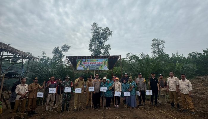 Polsek Penukal Utara Dukung Program Ketahanan Pangan Melalui Penanaman Jagung di Desa Tambak