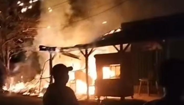 Kios Pedagang di Pinggiran Jalan Raya Sukabungah Dilalap Sijago Merah