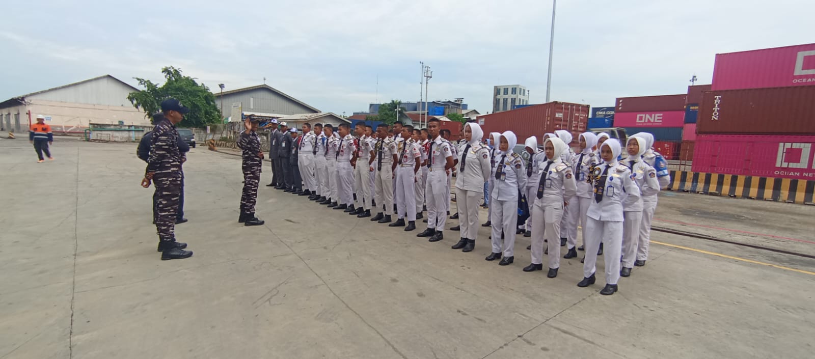 KRI dr.Soeharso - 990 Sandar di Boombaru, Ratusan Warga Antusias