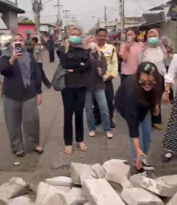 Diduga Tanpa Perintah Pihak Berwenang Sekelompok Orang dari PT. Arrayan Bongkar Pagar Beton Batas Tanah Ahli Waris Goeteng di Perumahan Vila Kencana Diduga Tanpa Perintah Pihak Berwenang Sekelompok Orang dari PT. Arrayan Bongkar Pagar Beton Batas Tanah Ahli Waris Goeteng di Perumahan Vila Kencana