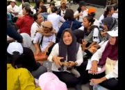 Anggota DPRD Tapteng Deni Herman Hulu Bagikan Makanan dan Minuman kepada Tenaga Kesehatan yang Menunggu Bupati Masinton Pasaribu