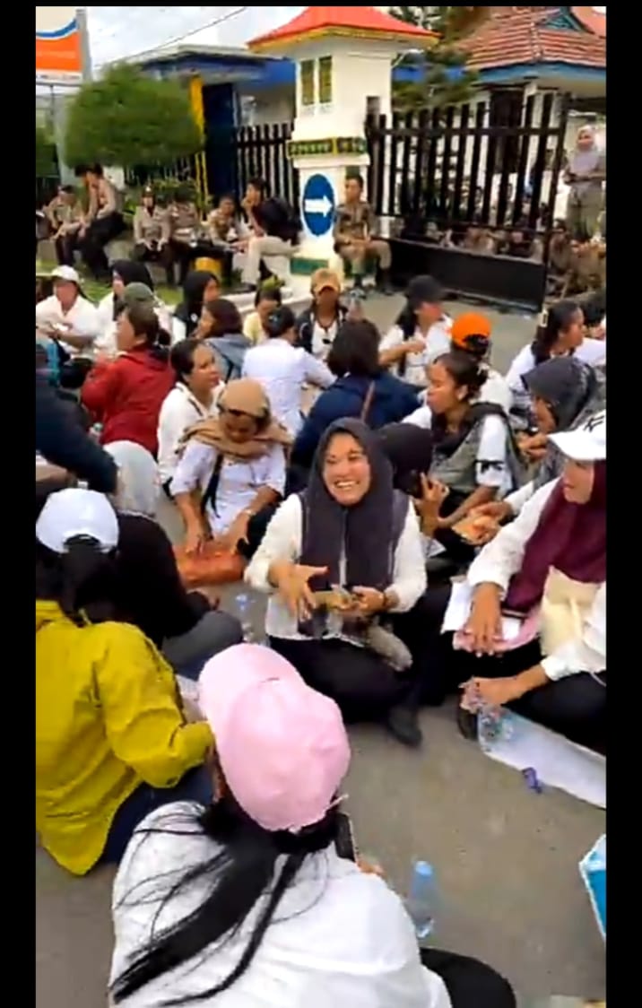 Anggota DPRD Tapteng Deni Herman Hulu Bagikan Makanan dan Minuman kepada Tenaga Kesehatan yang Menunggu Bupati Masinton Pasaribu