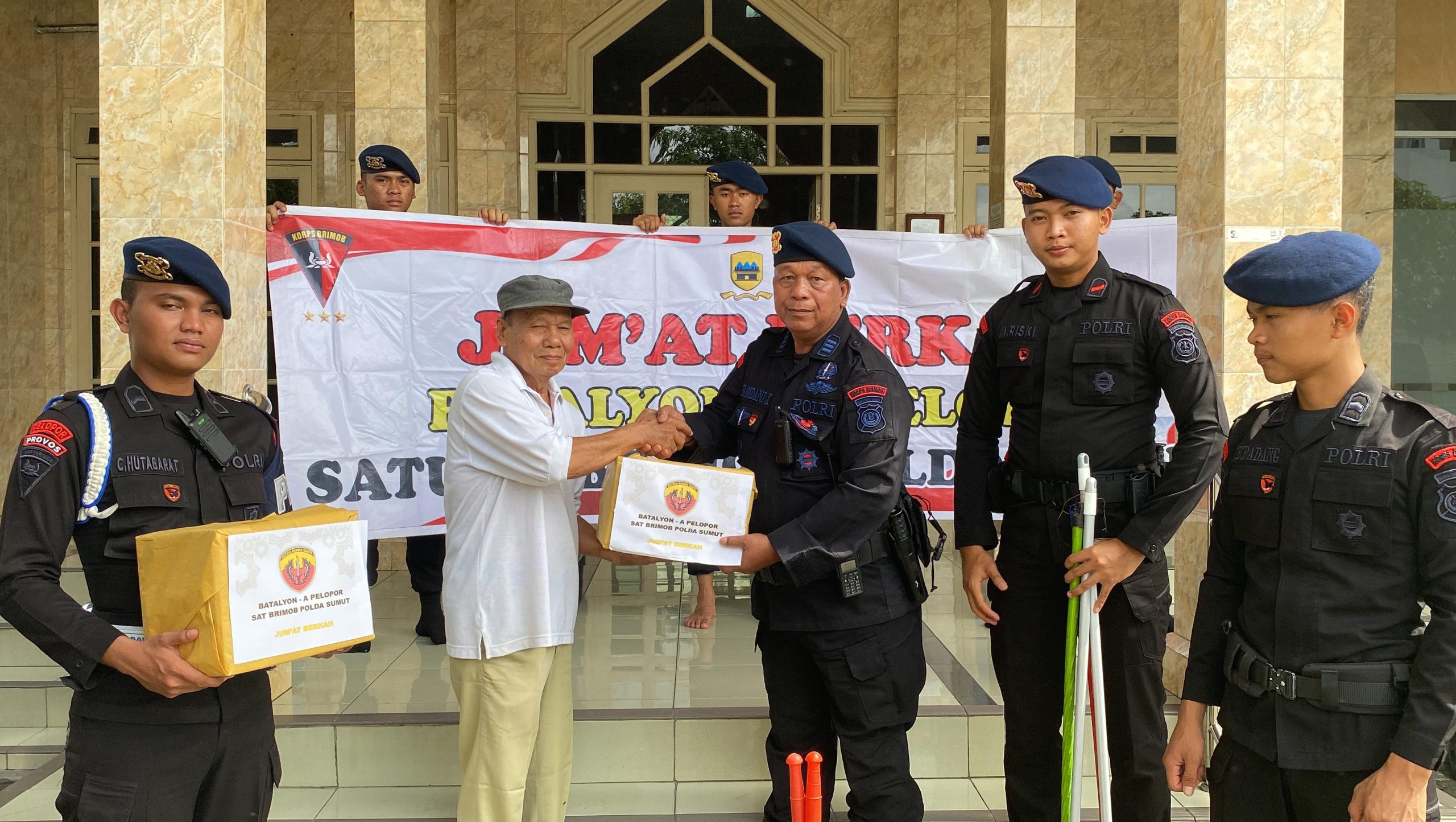 Langkah Berkah di Hari Jum'at Brimob Polda Sumut Tebar Kebaikan Sambut HUT Ke-80 Korps Brimob Polri