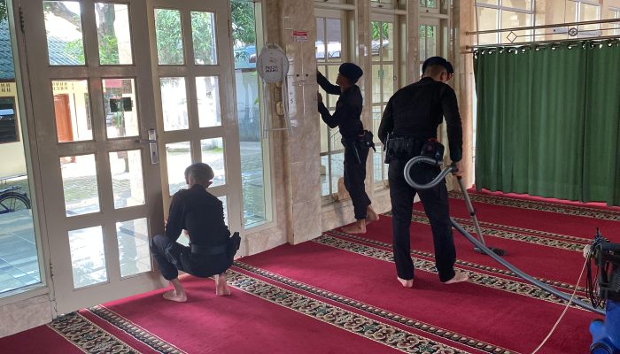 Langkah Berkah di Hari Jum'at Brimob Polda Sumut Tebar Kebaikan Sambut HUT Ke-80 Korps Brimob Polri