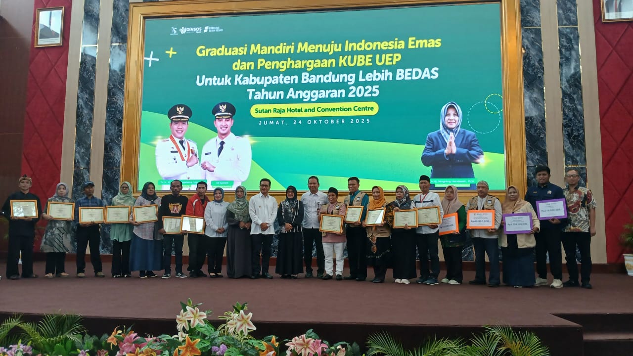BUPATI BANDUNG BERIKAN ANUGRAH TERBAIK UNTUK LKS ALKASYAF