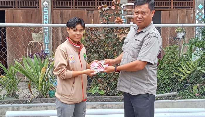 Lilis Suryani Peraih Medali Emas Cabor Tinju Pada Porprov MUBA 2025, Terima Reward dari Kepala Desa Tempirai