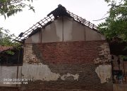 Pemdes dan BPBD Tinjau Rumah Warga Rusak Pasca Angin dan Hujan di Desa Sumbon Kroya