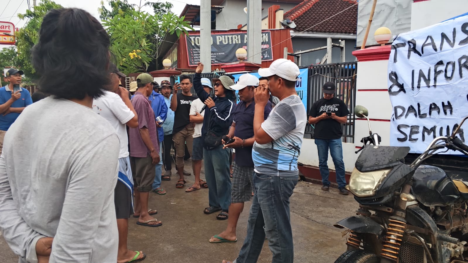 Ratusan Warga Desa Manggungan Gelar Aksi Demo di Kantor Desa, Tuntut Transparansi Pengelolaan Dana Desa