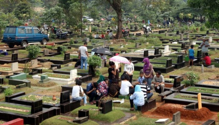 Hukum Menumpuk Jenazah Baru di Atas Makam Lama