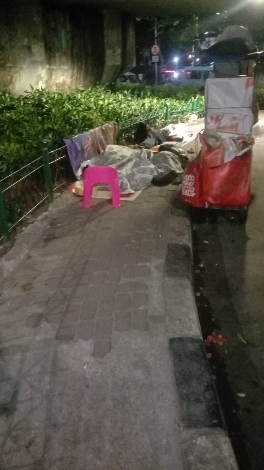 Malam Hari Bawah Kolong Flyover Plaza Kalibata Dijadikan Tempat Tidur Pedagang Kaki Lima