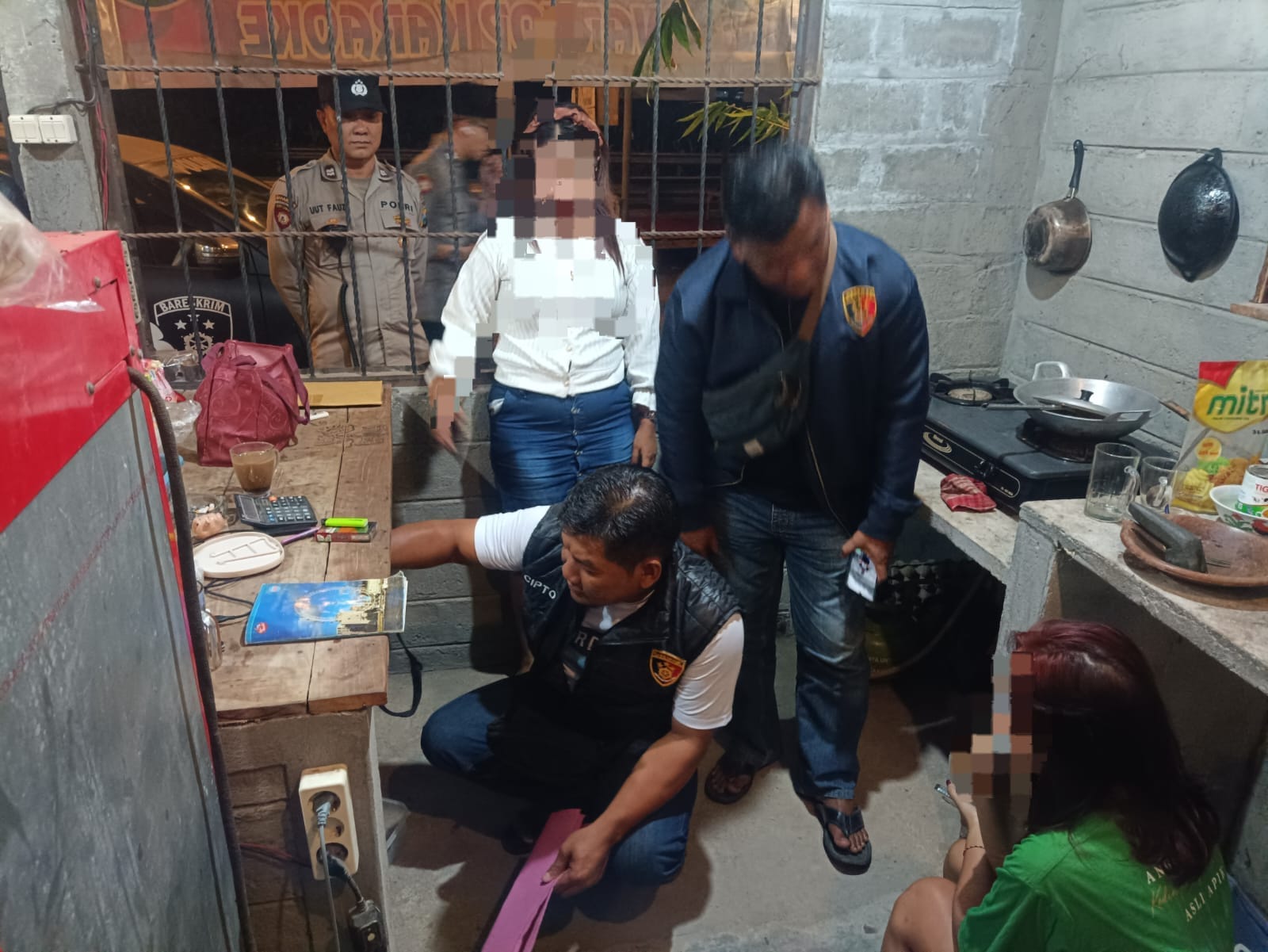 Satreskrim Polres Tulungagung Tangkap 6 Penjual Miras Ilegal, 3.037 Botol Miras Disita