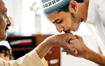 Tradisi dan Budaya Cium Tangan Ulama Berdasarkan Penegasan Empat Mazhab Fikih