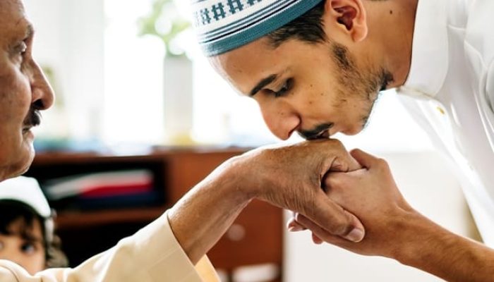 Tradisi dan Budaya Cium Tangan Ulama Berdasarkan Penegasan Empat Mazhab Fikih