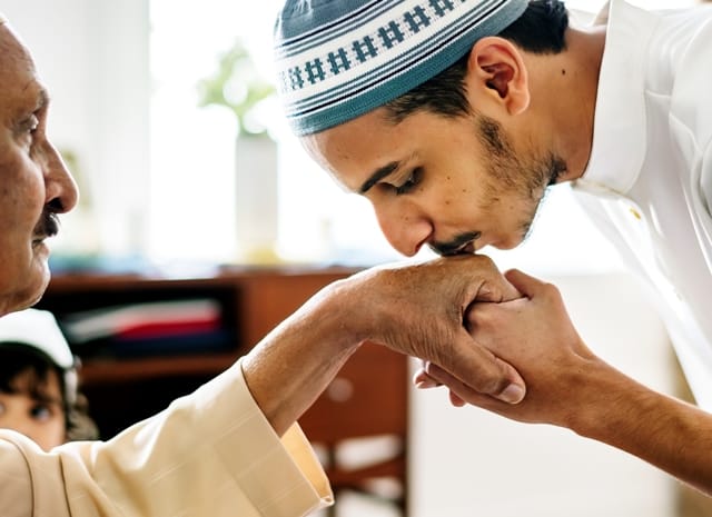 Tradisi dan Budaya Cium Tangan Ulama Berdasarkan Penegasan Empat Mazhab Fikih