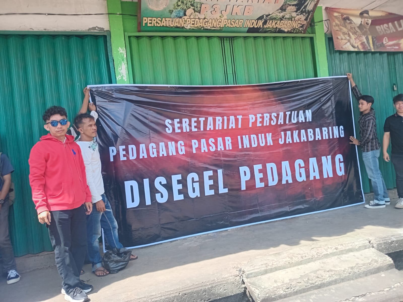 Ratusan Massa Aksi Damai Dipasar Induk Jakabaring Langsung Segel Sekretariat P3JKB
