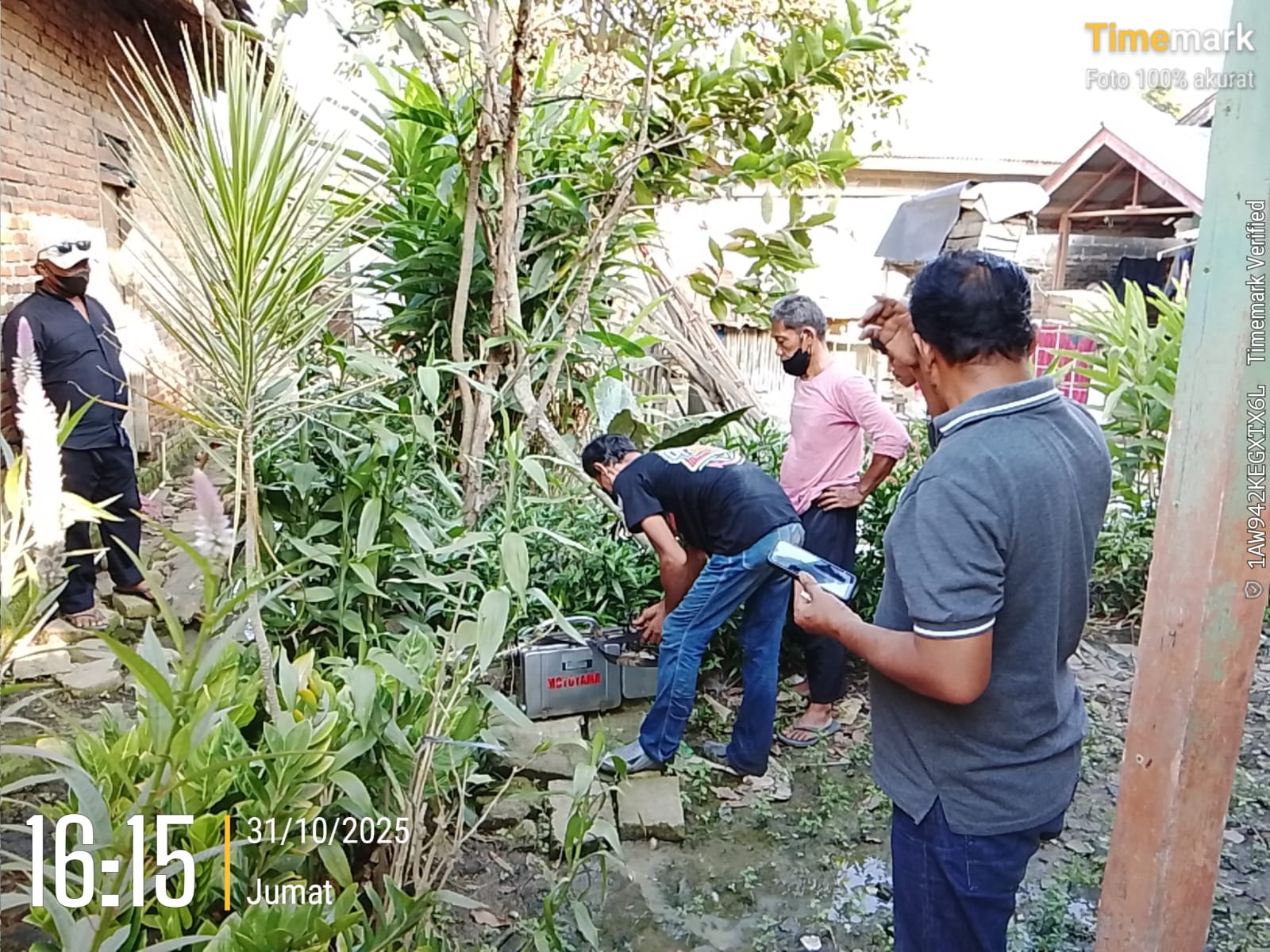 Giat Sosial Hj. Desi Kurniati Malik, Poging Lingkungan bagi Warga Desa Sukamulya Antisipasi Wabah DBD