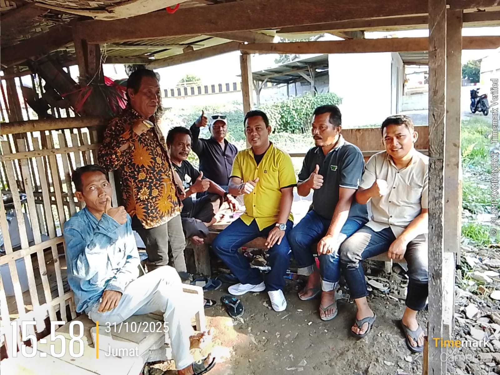 Giat Sosial Hj. Desi Kurniati Malik, Poging Lingkungan bagi Warga Desa Sukamulya Antisipasi Wabah DBD