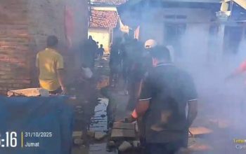 Giat Sosial Hj. Desi Kurniati Malik, Poging Lingkungan bagi Warga Desa Sukamulya Antisipasi Wabah DBD Giat Sosial Hj. Desi Kurniati Malik, Poging Lingkungan bagi Warga Desa Sukamulya Antisipasi Wabah DBD