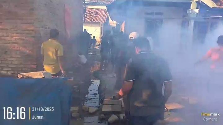 Giat Sosial Hj. Desi Kurniati Malik, Poging Lingkungan bagi Warga Desa Sukamulya Antisipasi Wabah DBD
