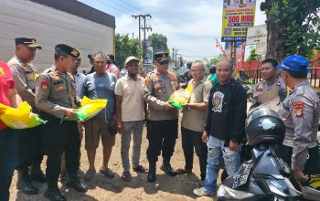 Kapolsek Serang Baru Bagikan Beras kepada Ojol, Wujud Kepedulian dan Sinergi dengan Masyarakat Kapolsek Serang Baru Bagikan Beras kepada Ojol, Wujud Kepedulian dan Sinergi dengan Masyarakat