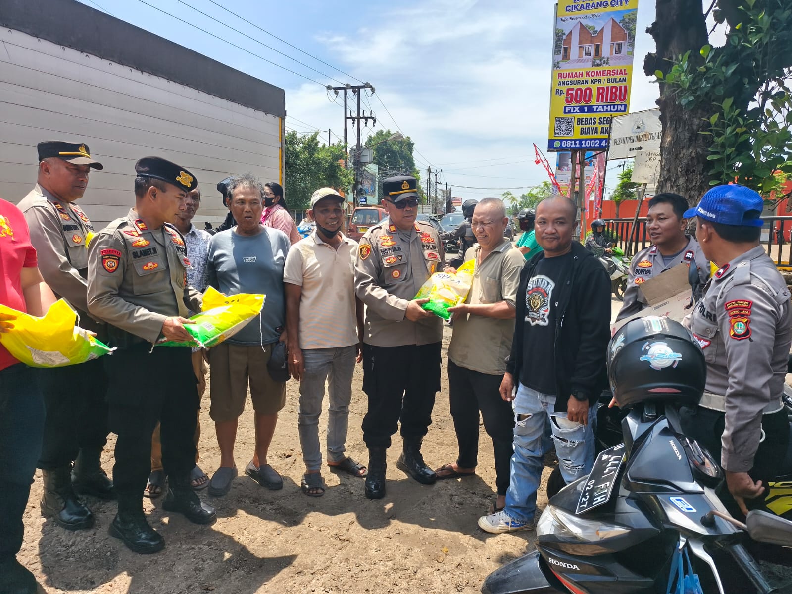 Kapolsek Serang Baru Bagikan Beras kepada Ojol, Wujud Kepedulian dan Sinergi dengan Masyarakat