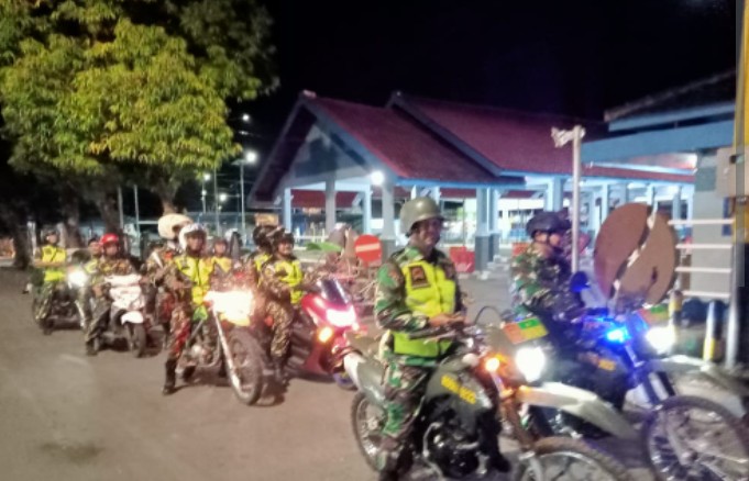 Kompak di Malam Hari, Babinsa Koramil 0822/01 dan Banser Keliling Kota Bondowoso