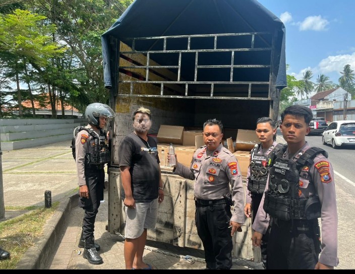 Patroli Polresta Banyuwangi Berhasil Gagalkan Penyelundupan Ribuan Botol Arak dari Bali