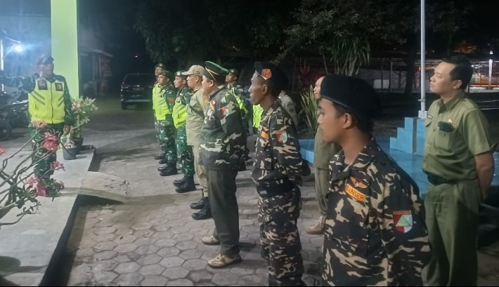 Babinsa Koramil 0822/04 Tenggarang Pimpin Patroli Malam Bersama Banser dan Satpol PP