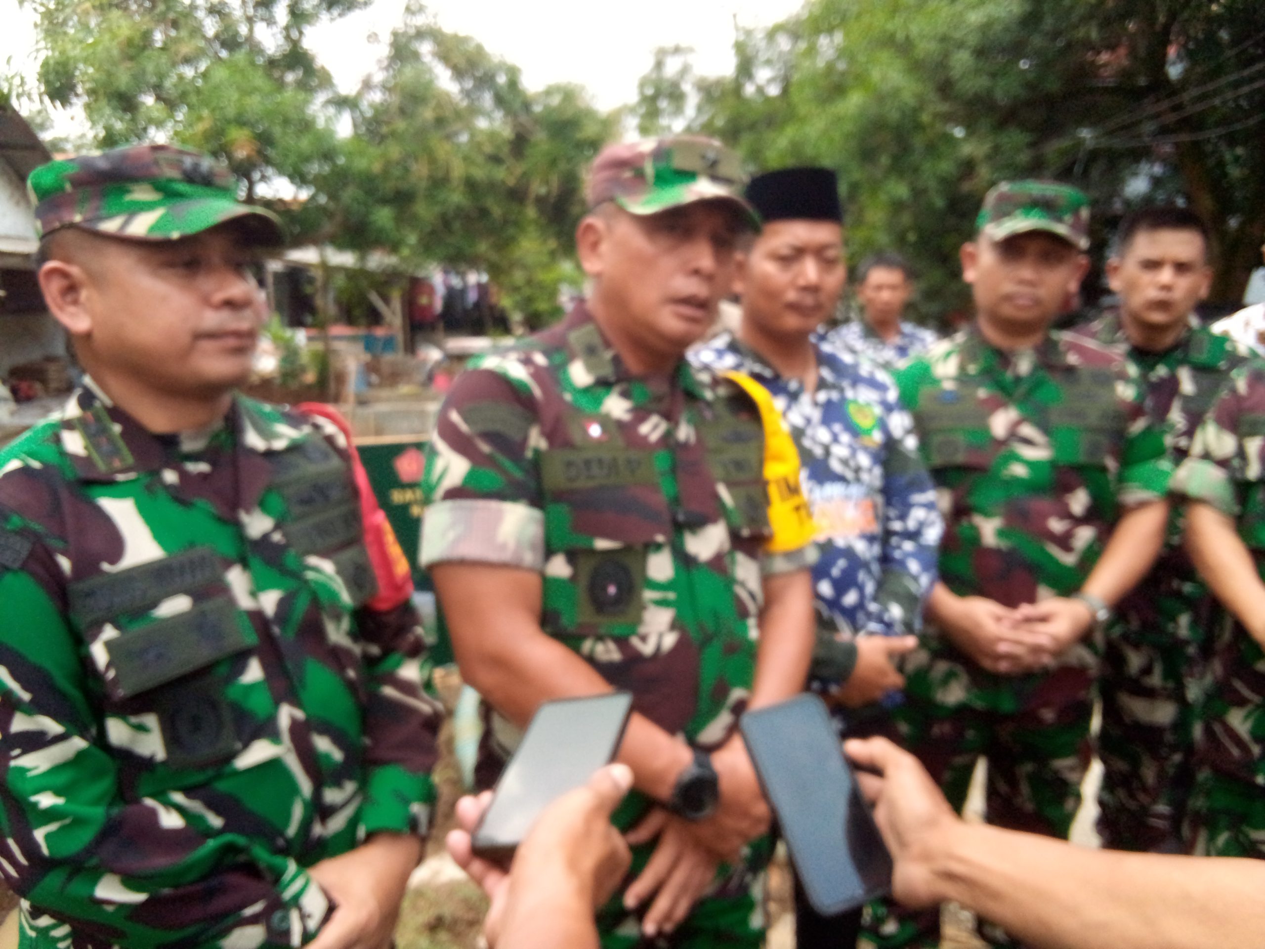 Tim Wasev TMMD ke-126 Kodim 0616/Indramayu Tinjau Pengerjaan TPT, Rutilahu, dan Pengerasan Jalan di Desa Longok