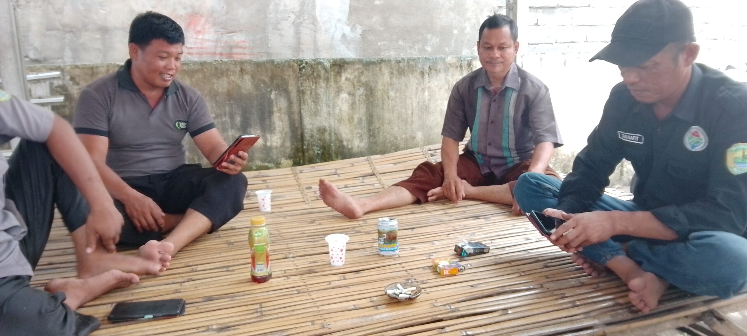 Warga Desa Purun Timur Keluhkan Tidak Adanya jaringan Internet Warga Desa Purun Timur Keluhkan Tidak Adanya jaringan Internet