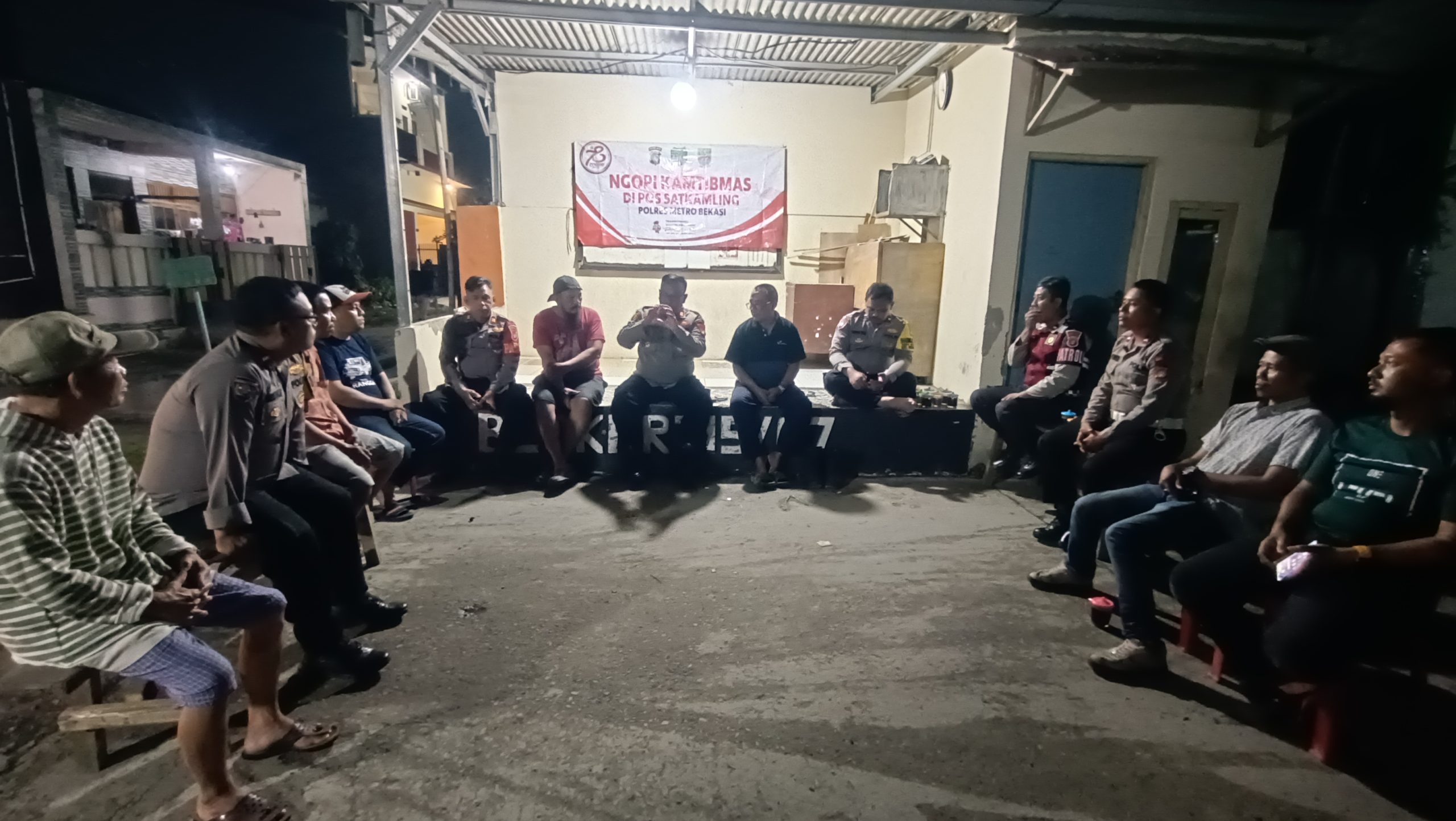 Kapolsek Serang Baru Gelar Ngopi Kamtibmas, Warga Diajak Waspadai Kejahatan Konvensional dan Penipuan Online