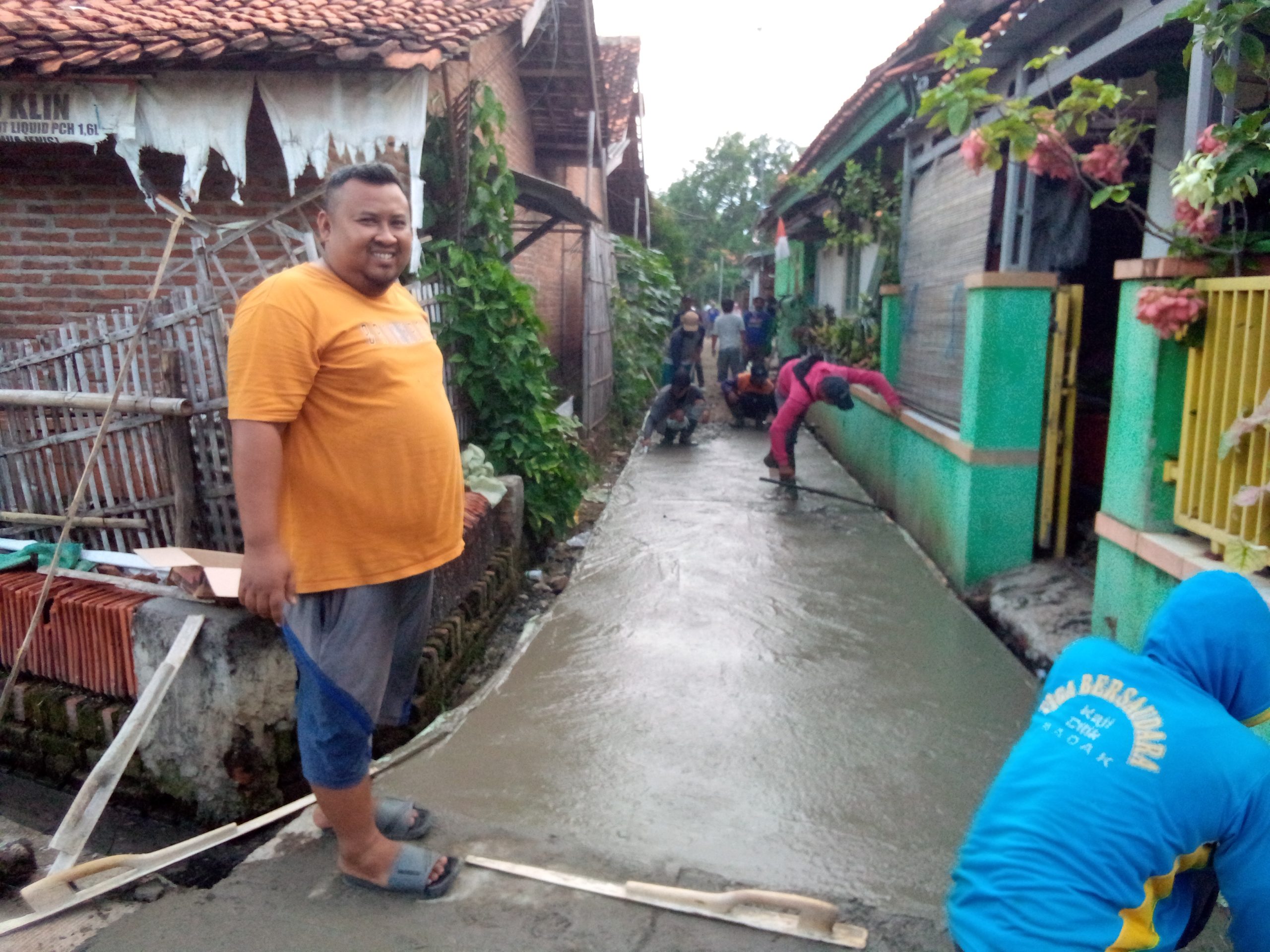 Sutrisno Calon Kuwu Desa Tugu Lelea Cor Jalan Gang Pakai Dana Pribadi, Wujud Ibadah dan Kepedulian untuk Warga